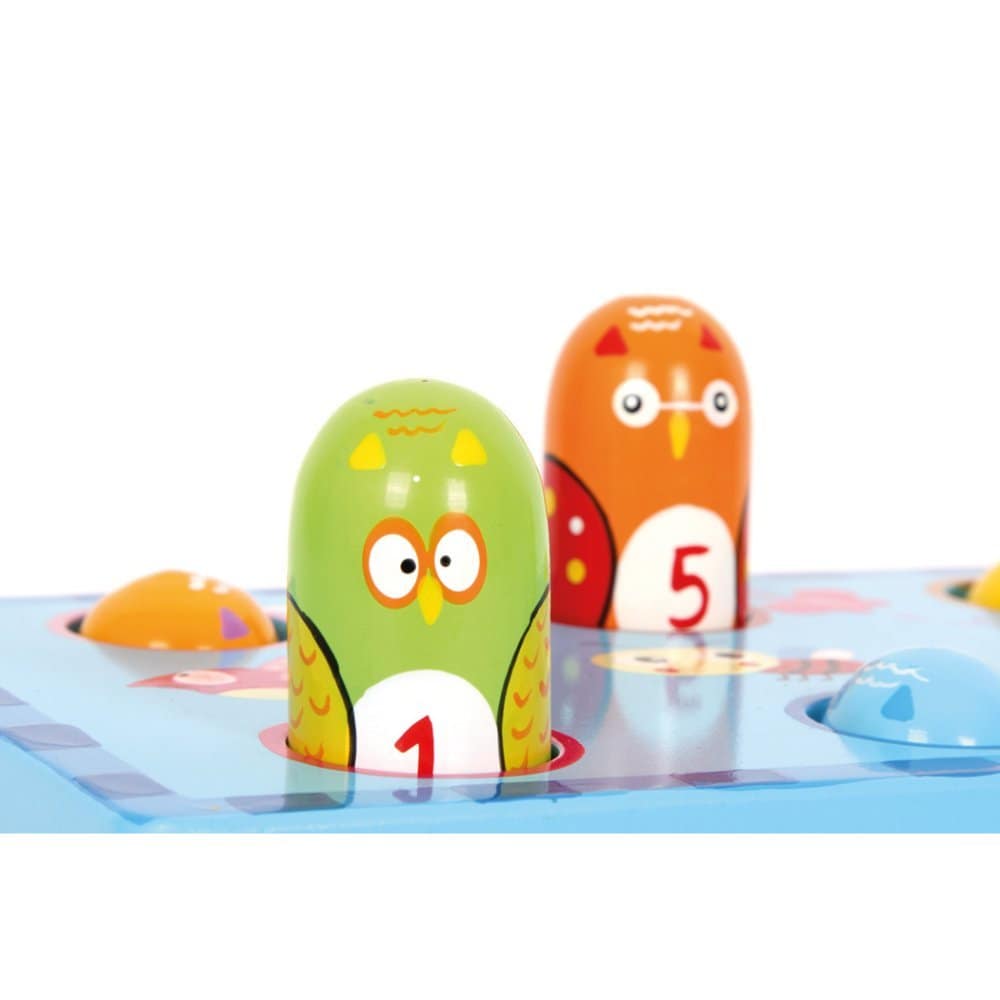 Zogj shumëngjyrësh që dalin nga tavolina gjatë lojës me çekiç