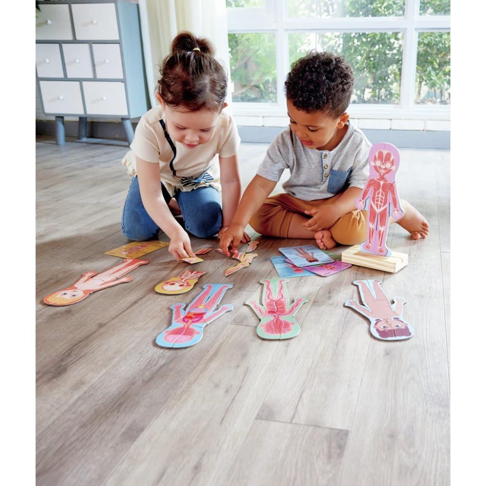 Fëmijë duke eksploruar trupin e njeriut me puzzle edukativ magnetik Hape