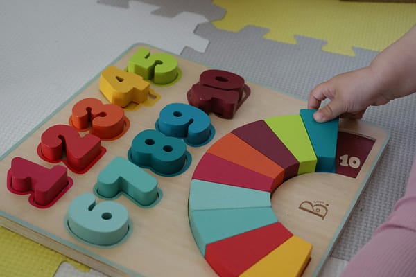 nje femije duke luajtur me nje loje motorike